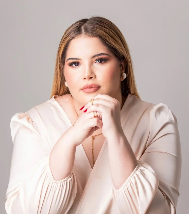 Retrato de Ana Letícia Tomaz, advogada especialista em direito de família que atende mulheres em Fortaleza e online